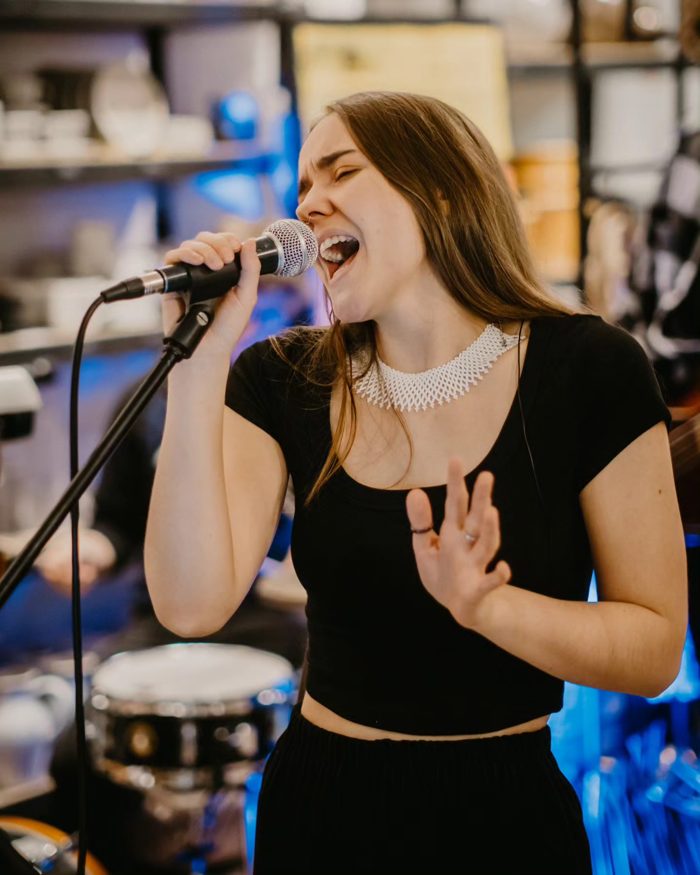 Alisa Varybrus zpívá živě s mikrofonem