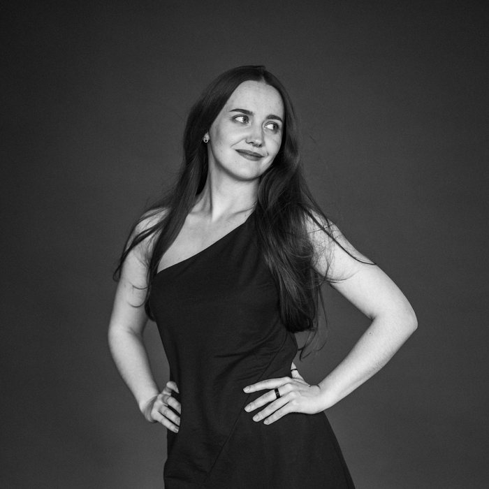 Černobílý studiový portrét Alisy Varybrus v černých šatech