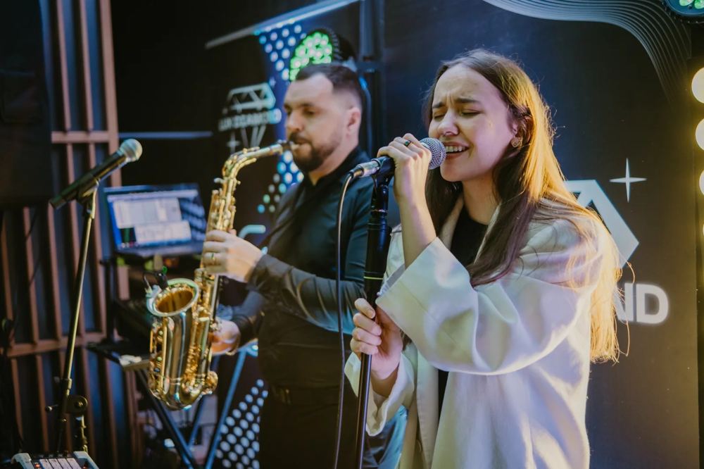 Alisa zpívá se saxofonistou
