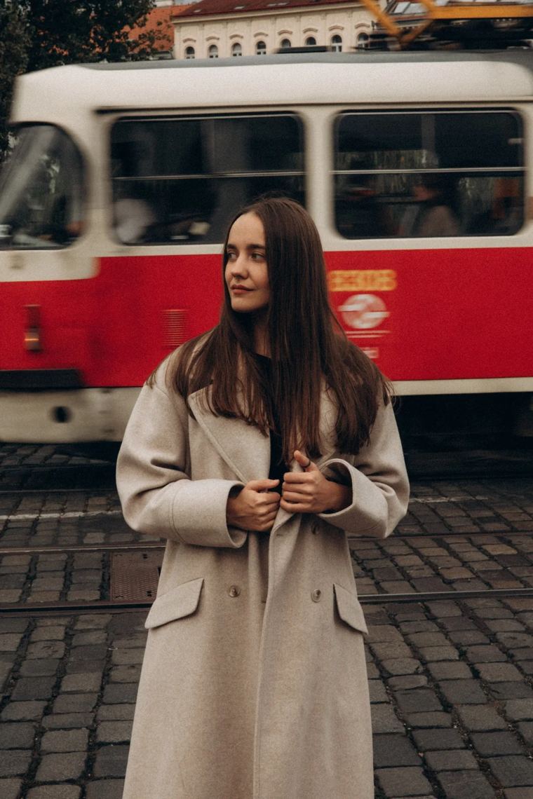 Alisa Varybrus v Praze u tramvaje