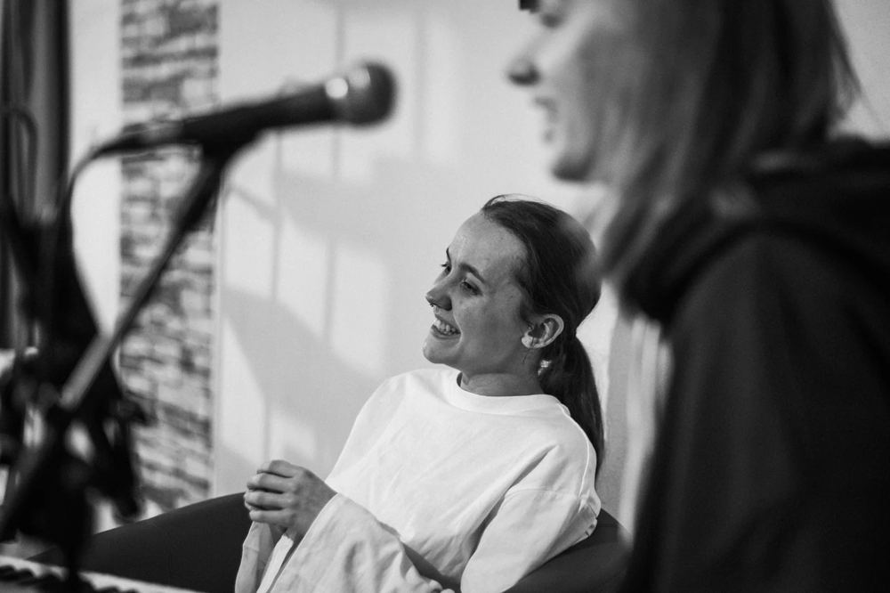 Alisa se směje při session