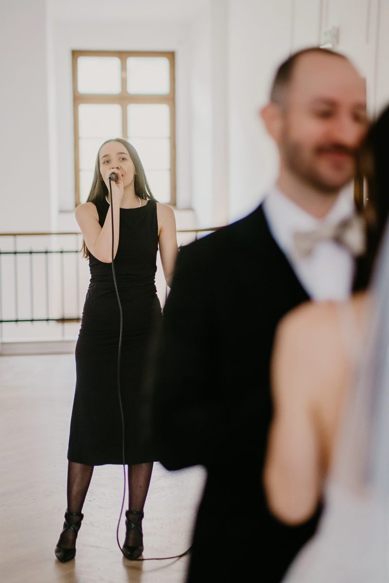 Alisa zpívá novomanželům na svatbě