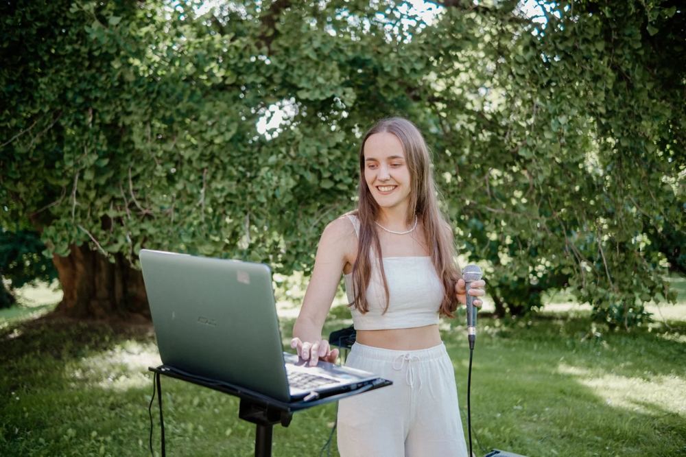 Alisa připravuje hudbu na zahradním obřadu